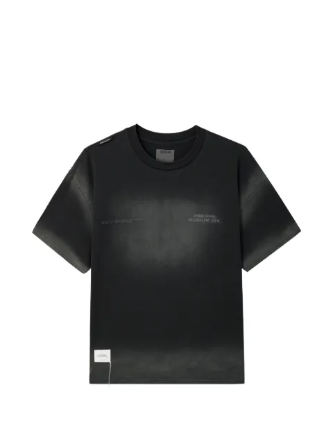 Musium Div. playera con logo y efecto desgastado