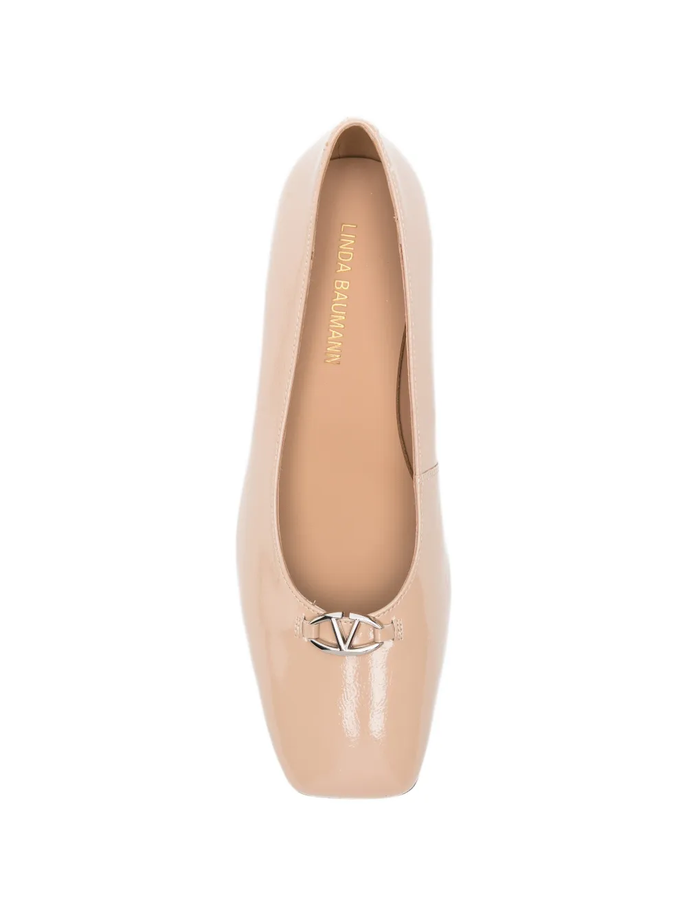LINDA BAUMANN patent-finish logo-plaque pumps Beige