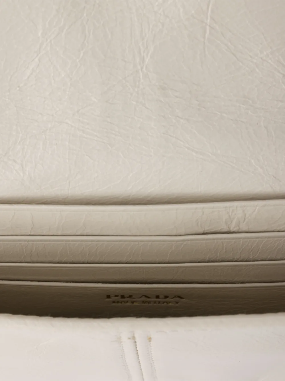 Prada Leren portemonnee met schouderband Beige