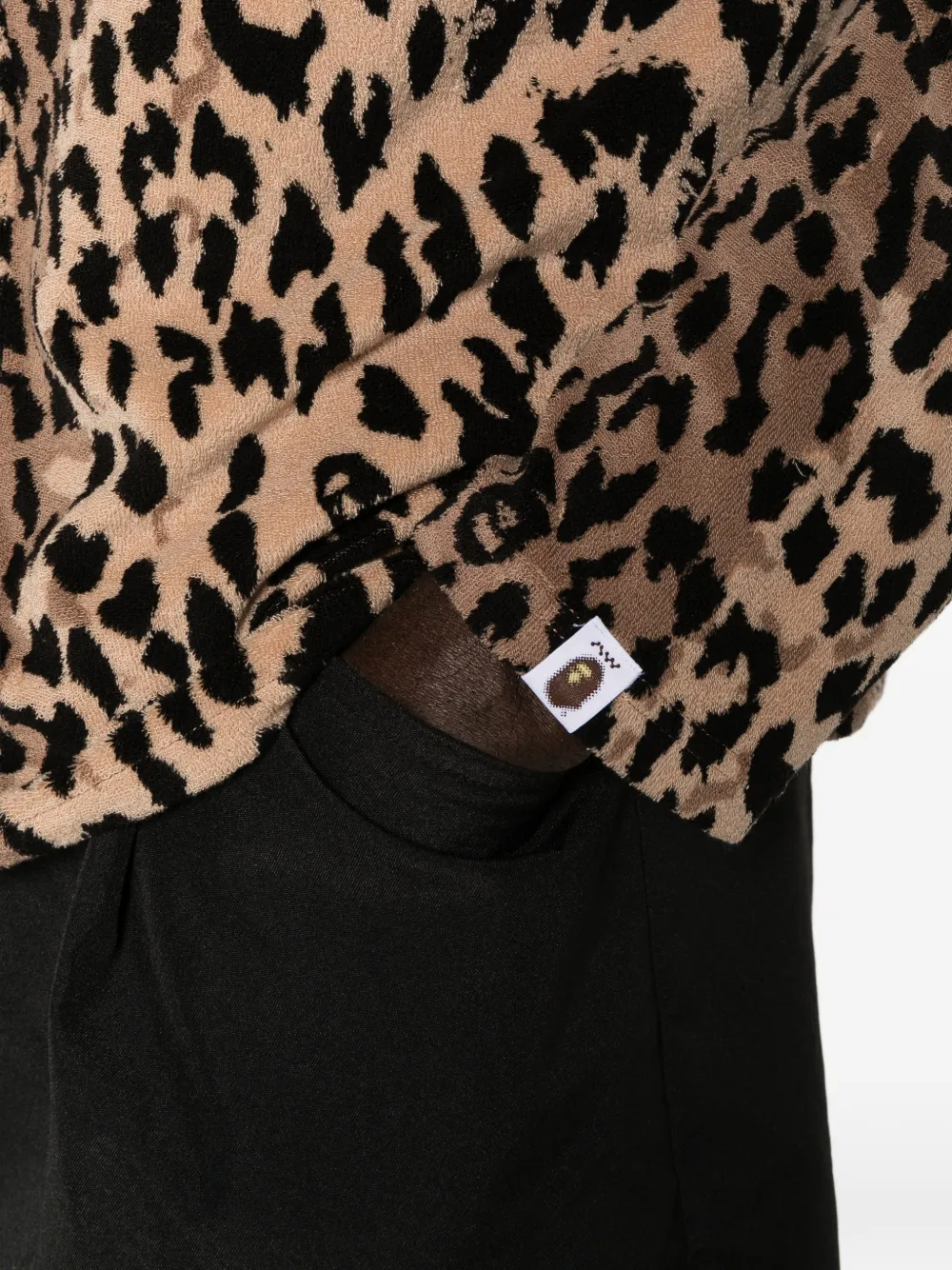 A BATHING APE x Kazuki Kuraish jack met luipaardprint en V-hals Bruin