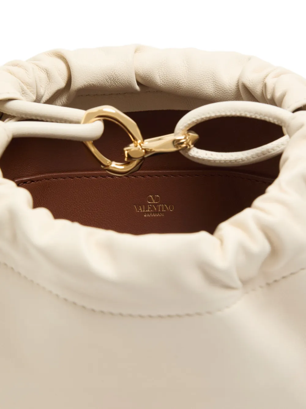 Valentino Garavani VLogo Pouf mini-buidel van nappa leer Beige