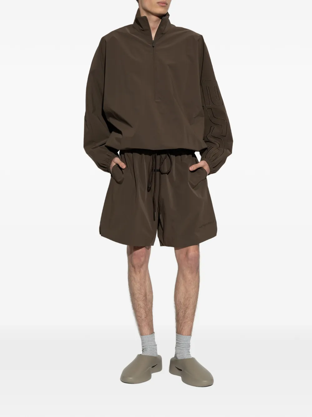 FEAR OF GOD ESSENTIALS sweater met geborduurd logo en halve rits Bruin