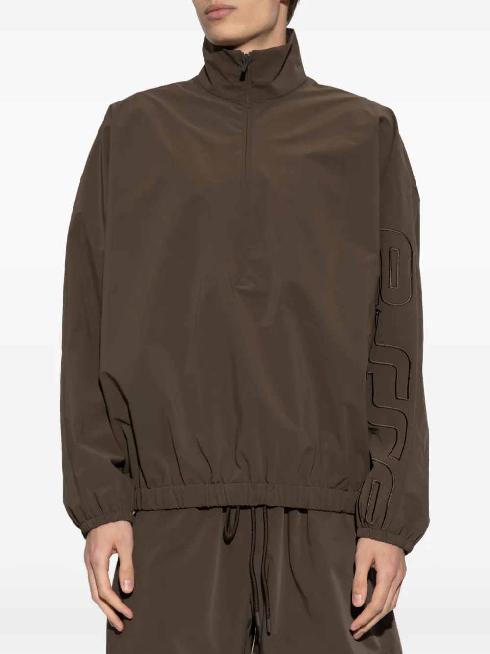 FEAR OF GOD ESSENTIALS sweater met geborduurd logo en halve rits Bruin