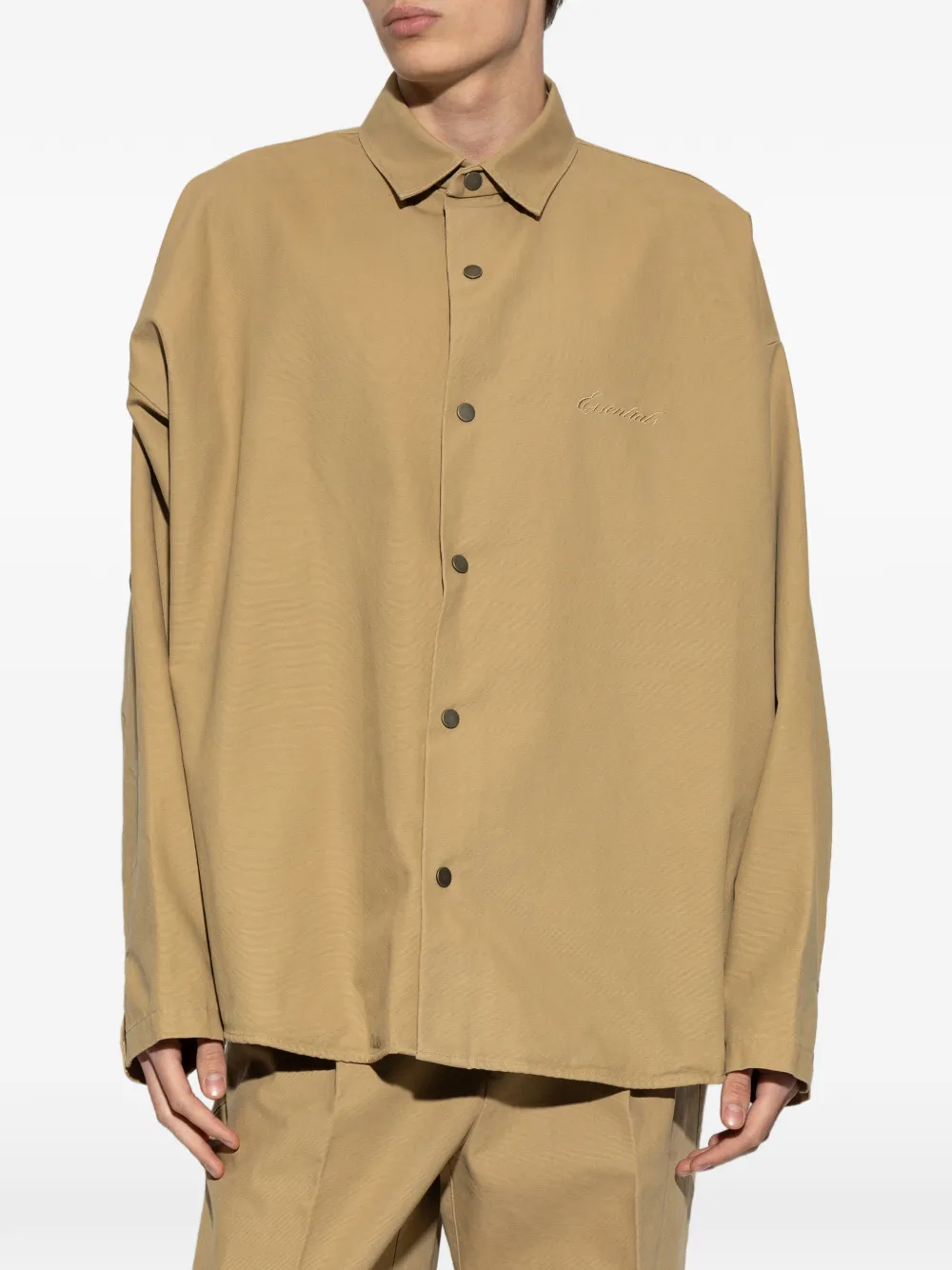 FEAR OF GOD ESSENTIALS jack met geborduurd logo Beige