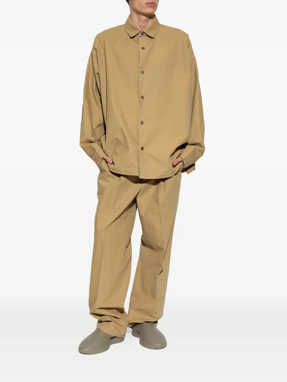 FEAR OF GOD ESSENTIALS jack met geborduurd logo Beige