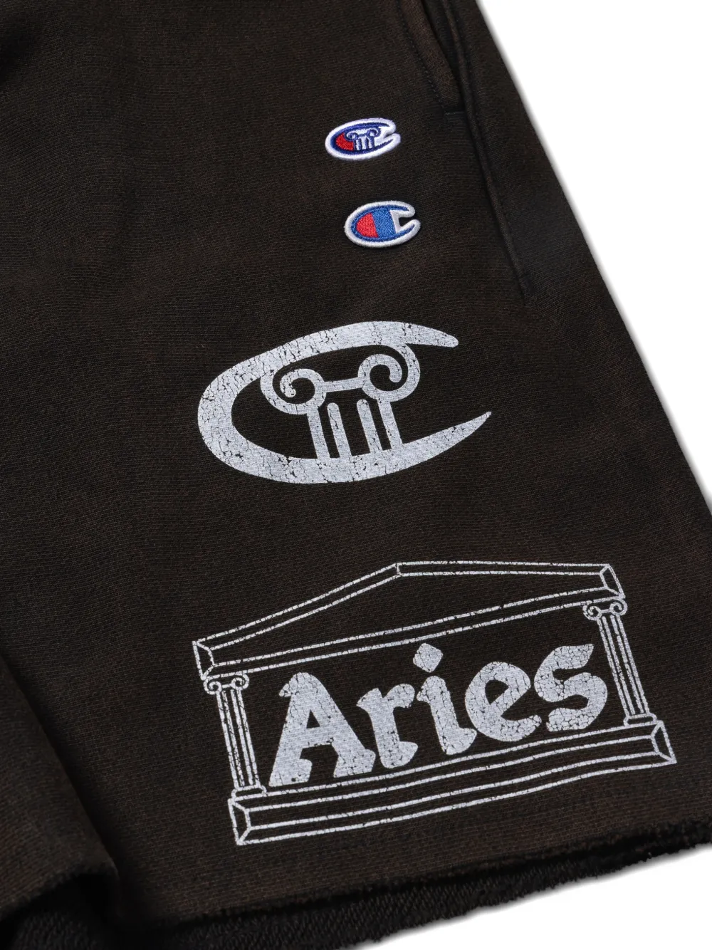 Champion x Aries gerafelde shorts met logo-print Zwart