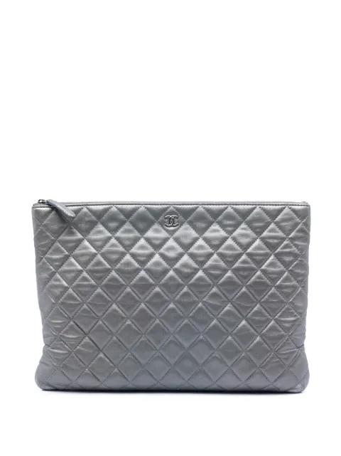 CHANEL Pre-Owned bolsa de mano O Case grande de piel de cordero capitonada metalizada 2016-2017