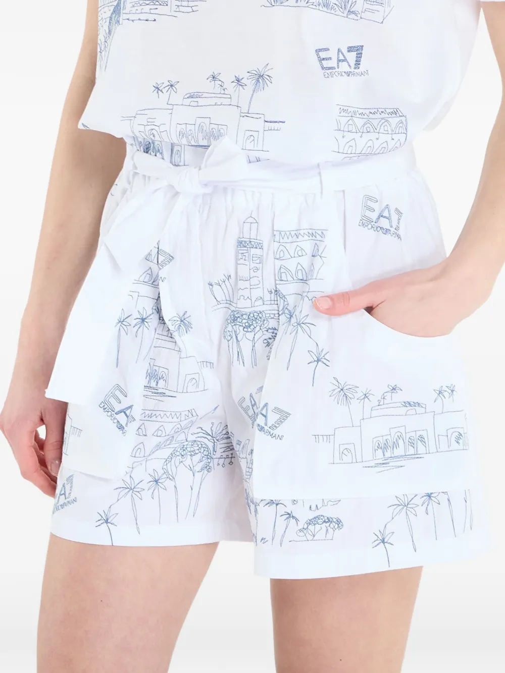 Ea7 Emporio Armani Train Costa katoenen shorts met striksluiting en grafische print Wit