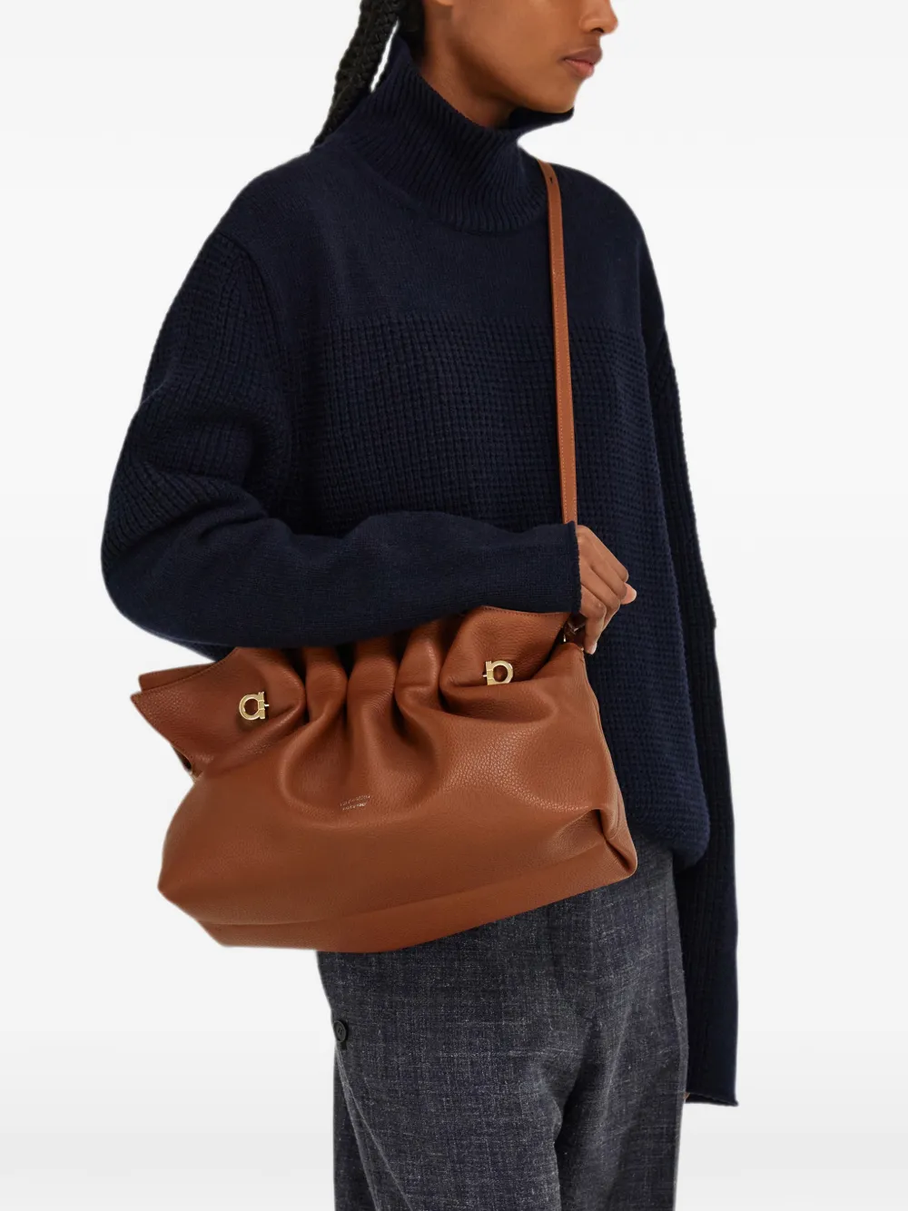Ferragamo Soft medium tas Bruin