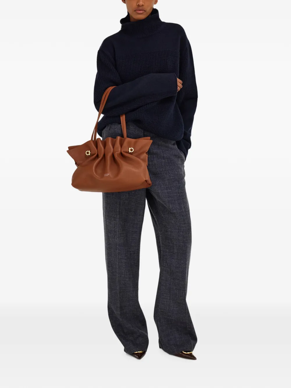 Ferragamo Soft medium tas Bruin