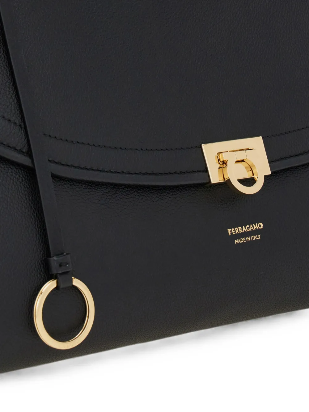 Ferragamo Grote leren schoudertas met Gancini-gesp Zwart