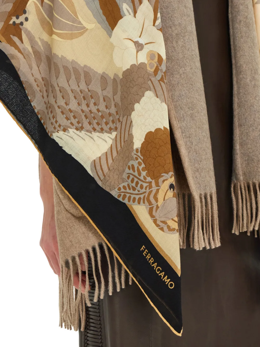 Ferragamo Kasjmier sjaal met papegaaiprint Beige