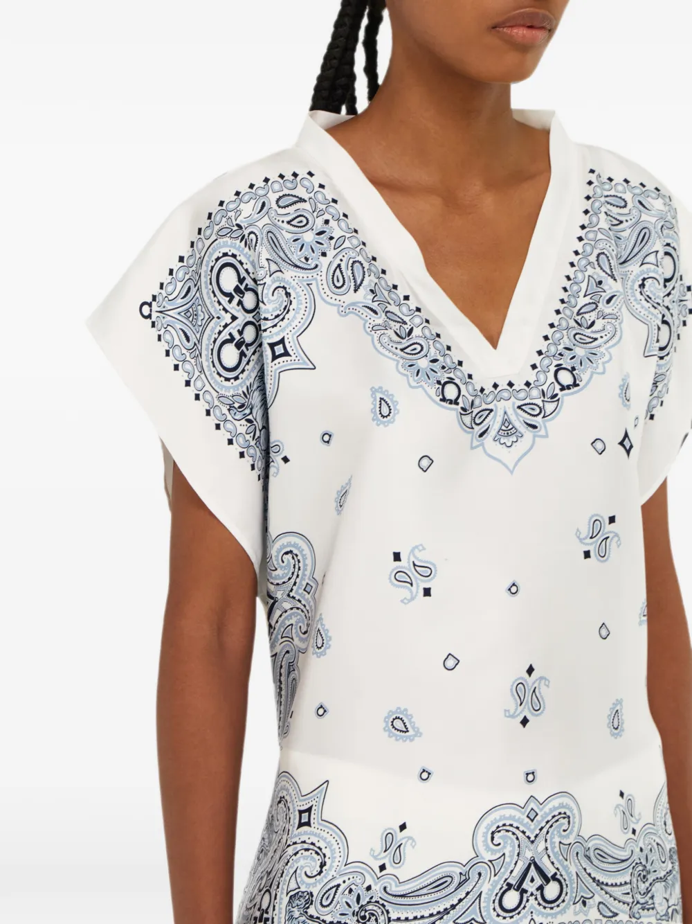 Ferragamo Poncho met Arabesque-print Wit