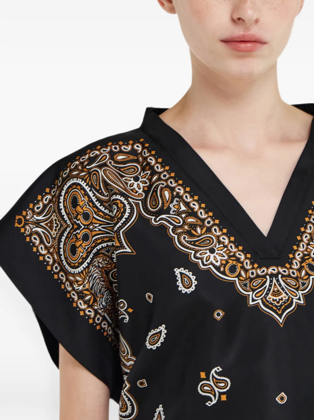 Ferragamo Poncho met Arabesque-print Zwart
