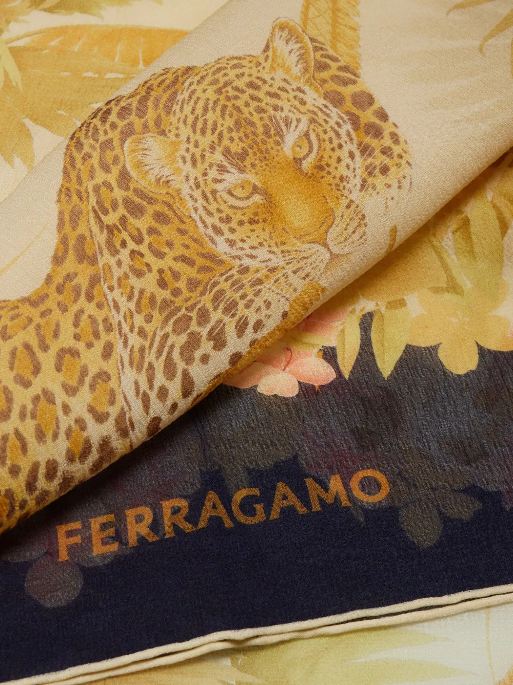 Ferragamo Zijden sjaal met jungleprint Beige