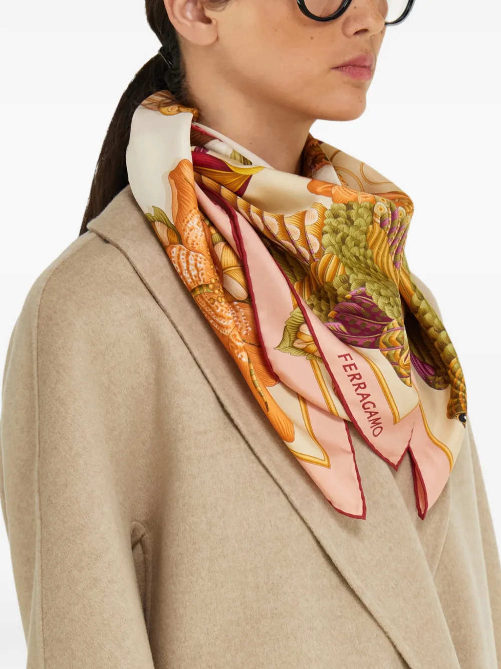 Ferragamo Sjaal met print Beige