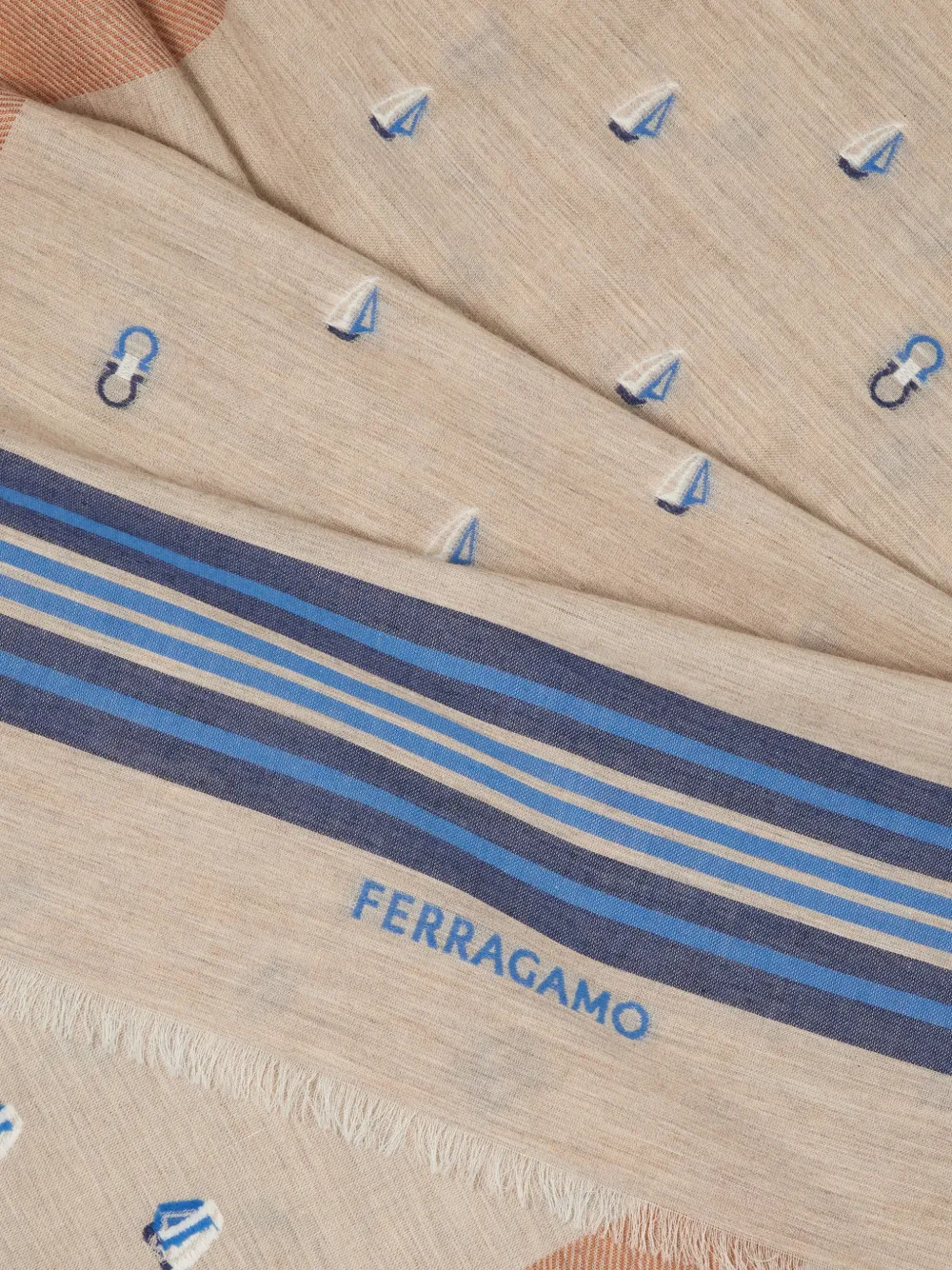 Ferragamo Sjaal met Gancini-print en nautisch patroon Beige