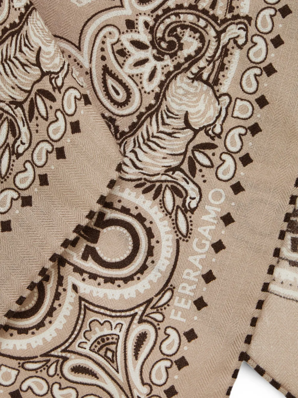 Ferragamo Triangel sjaal met Arabesque-print Beige