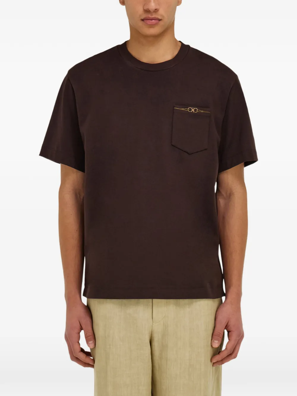Ferragamo T-shirt met Gancini-detail en zak Bruin
