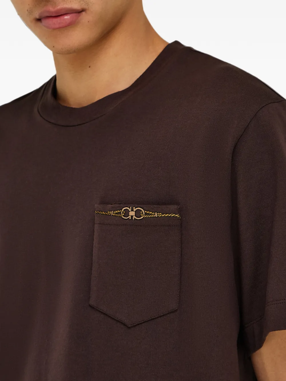 Ferragamo T-shirt met Gancini-detail en zak Bruin