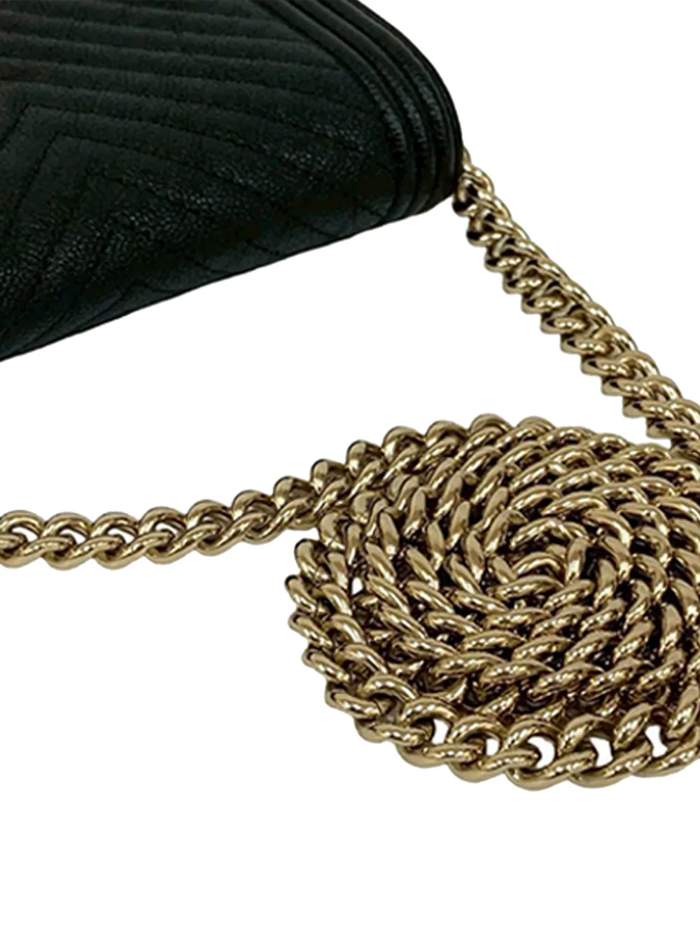  Chanel Pre-owned Pochette Portefeuille à Bandoulière Boy En Cuir Caviar à Chevrons Et à Bride En Chaîne (2021) - Noir 