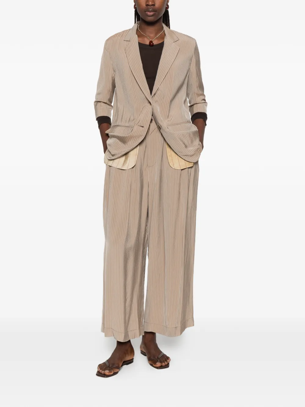 Uma Wang Kali gestreepte blazer met enkele rij knopen Beige