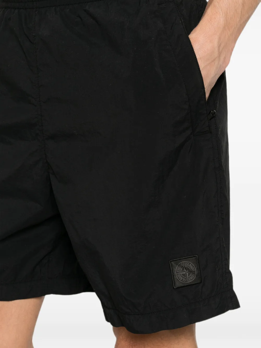Stone Island B100002 Smerigliato_S.I. Ghost nylon shorts Zwart