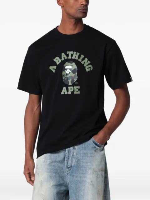 A BATHING APE® playera 1st Camo College