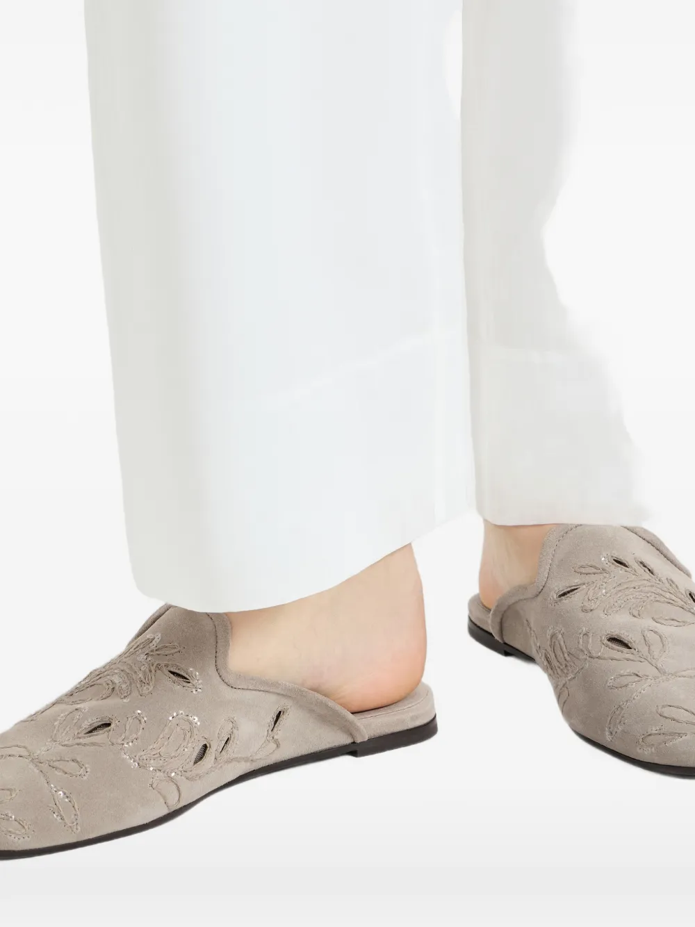 Brunello Cucinelli Suède muiltjes met broderie anglaise Grijs