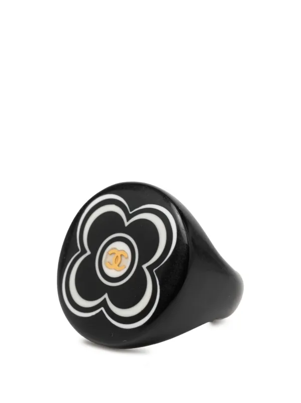 CHANEL✨️　ココシャネル　 ロゴ入り　リング　ブラック　コメ CHANEL Pre-Owned 2002 Resin And Gold Tone CC Logo Camellia Ring