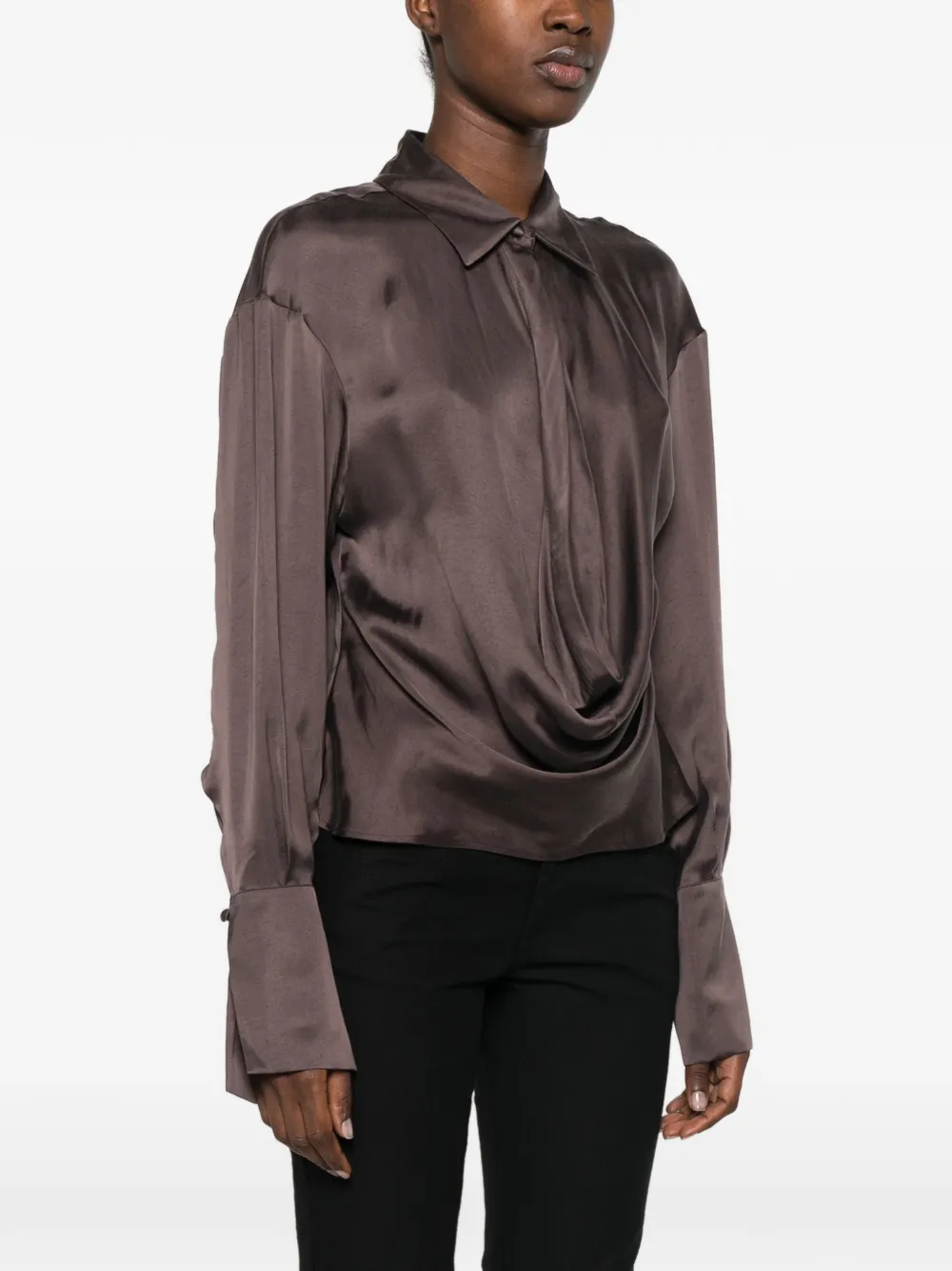 THE ANDAMANE Lidia blouse met satijnen afwerking en lange mouwen Bruin