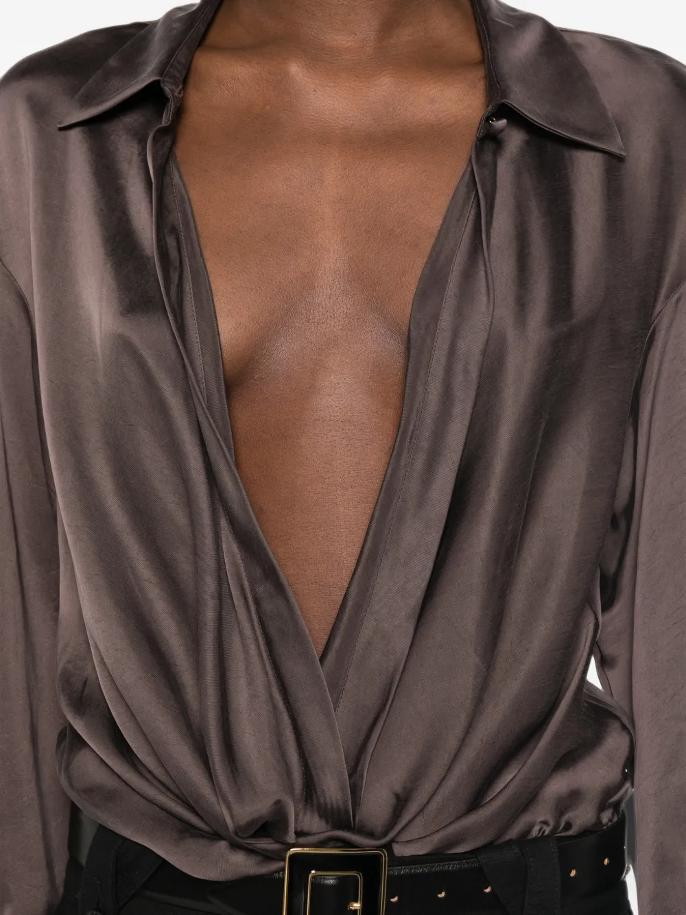 THE ANDAMANE Lidia blouse met satijnen afwerking en lange mouwen Bruin