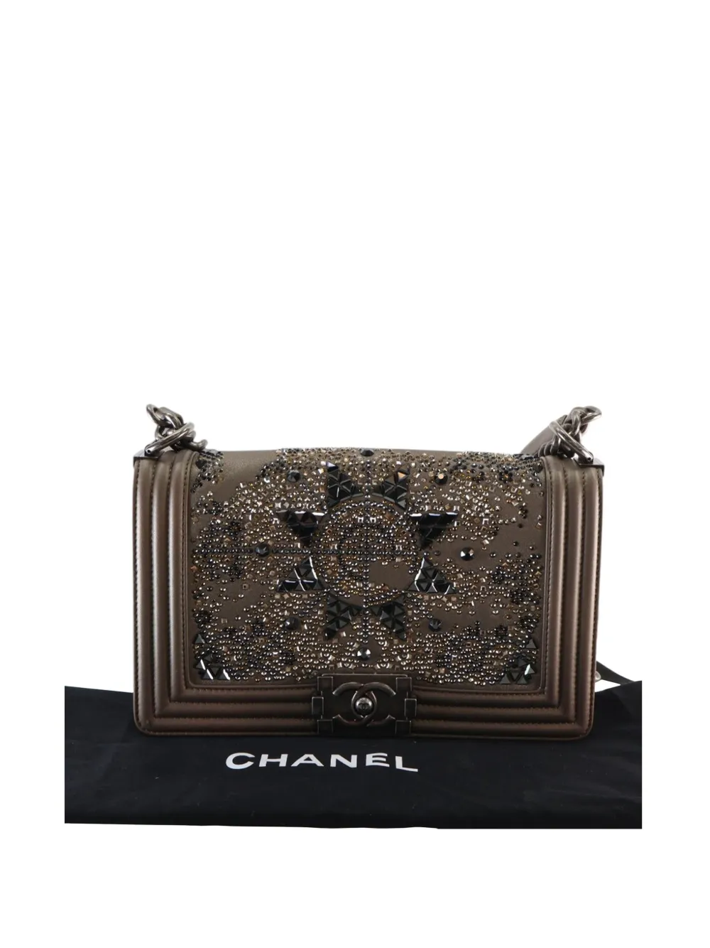  Chanel Pre-owned Sac Porté épaule Boy Ancien Format Moyen à Rabat En Cuir De Chèvre Métallisé Orné De Cristaux (2016-2017) - Marron 