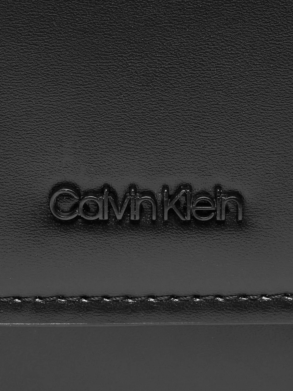 Calvin Klein Schoudertas met omslag en logo-reliëf Zwart