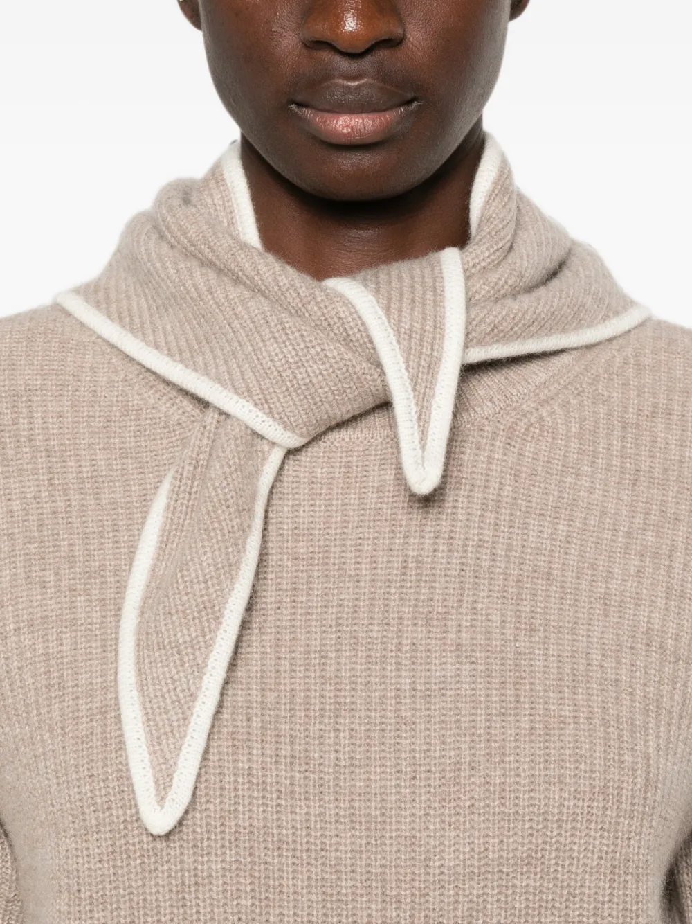 SANDRO Ribgebreide wollen trui met sjaaldetail Beige