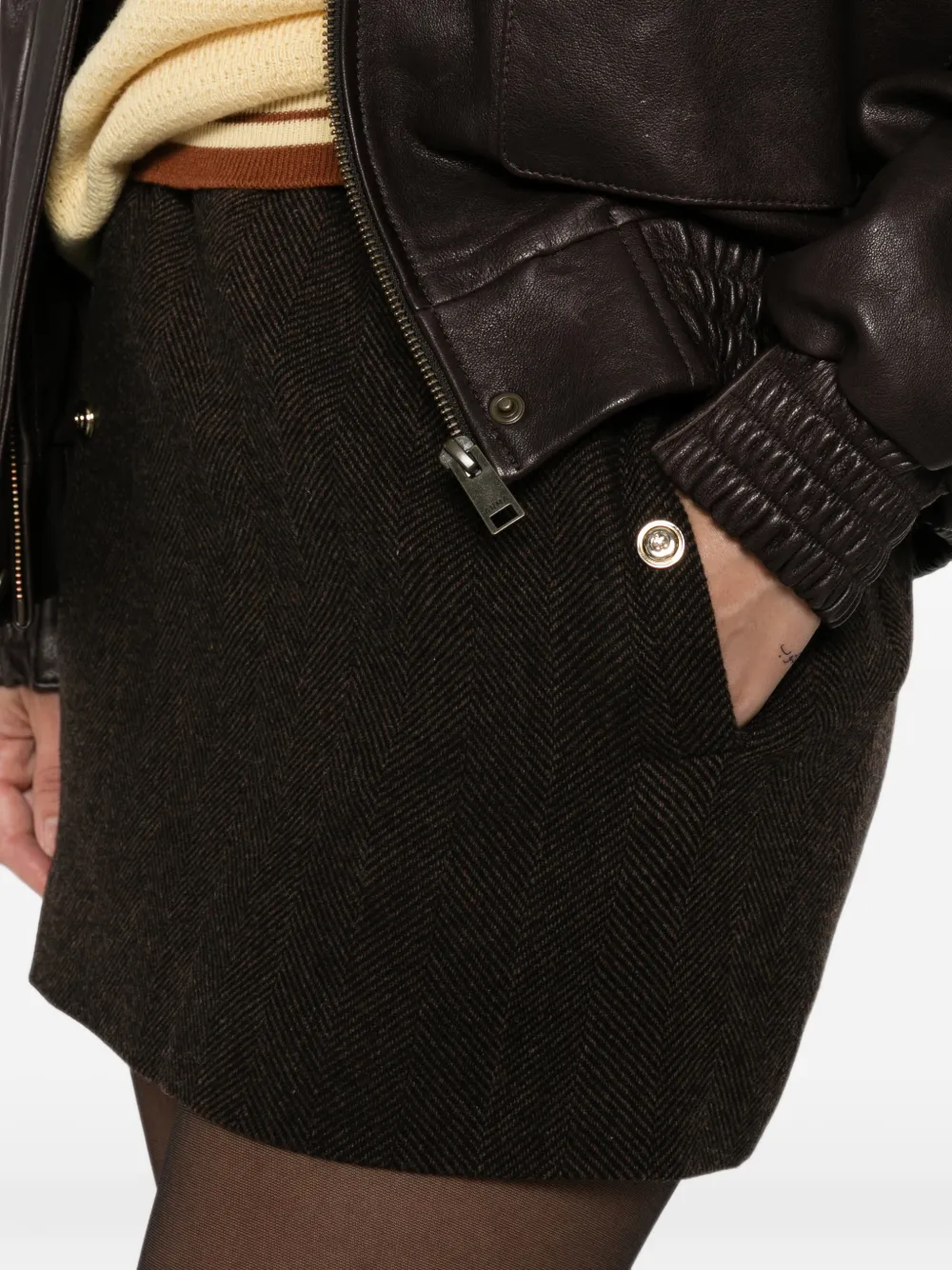 Maje Mini-rok met visgraatpatroon en knoopdetail Zwart
