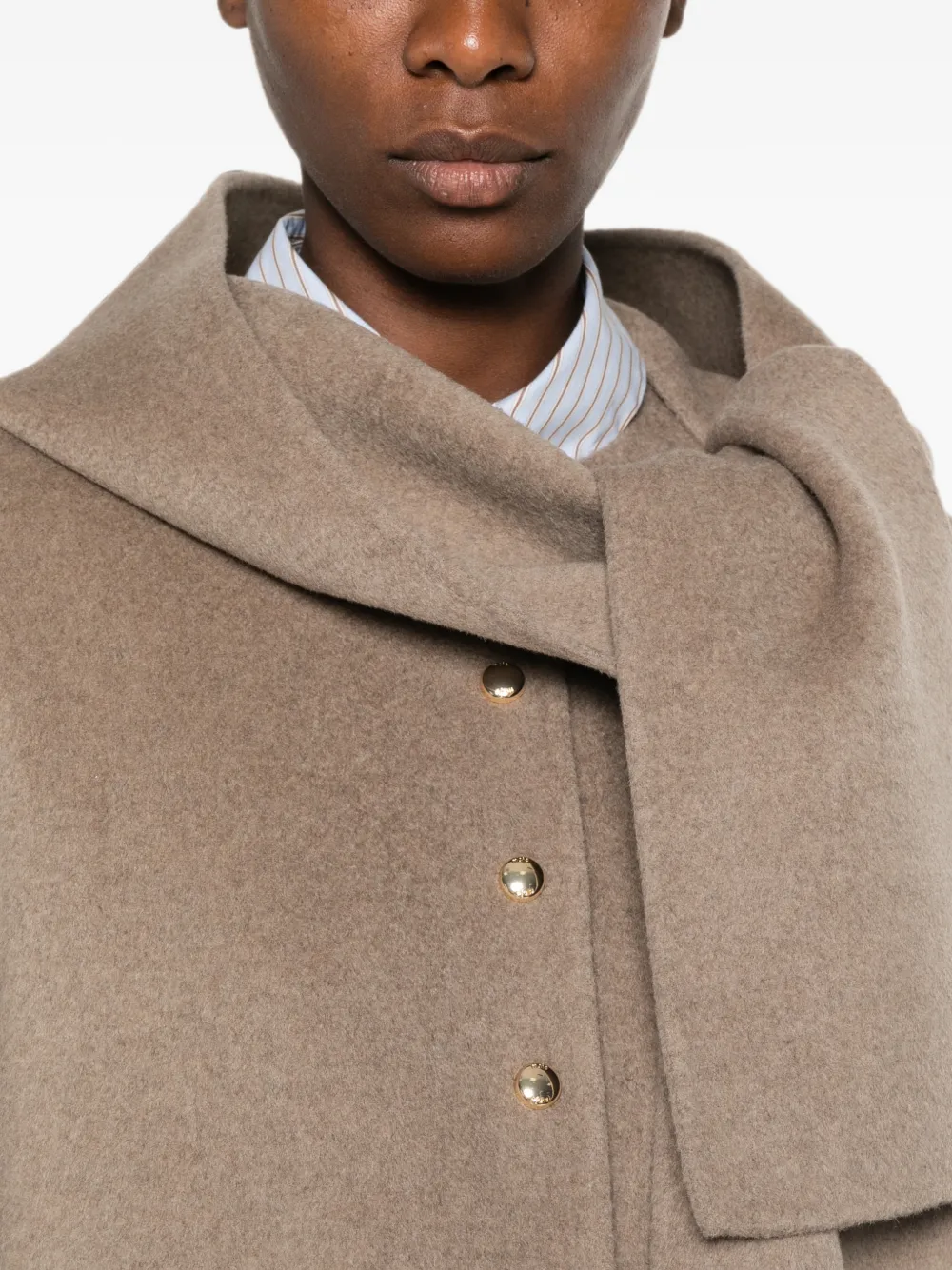 Maje Jas met enkele rij knopen en capuchon Beige