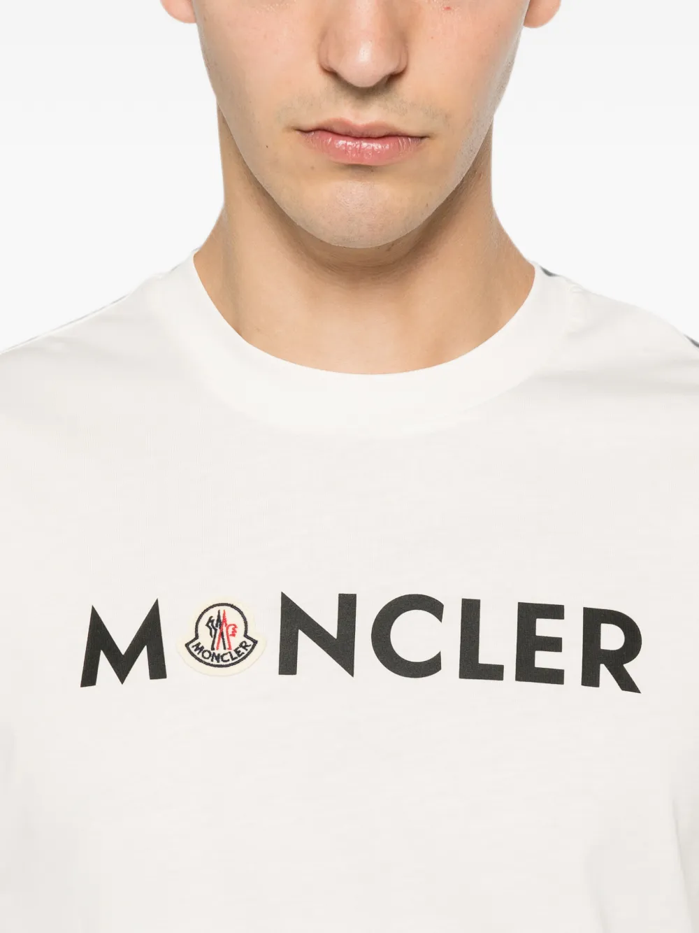 Moncler T-shirt met logo Beige