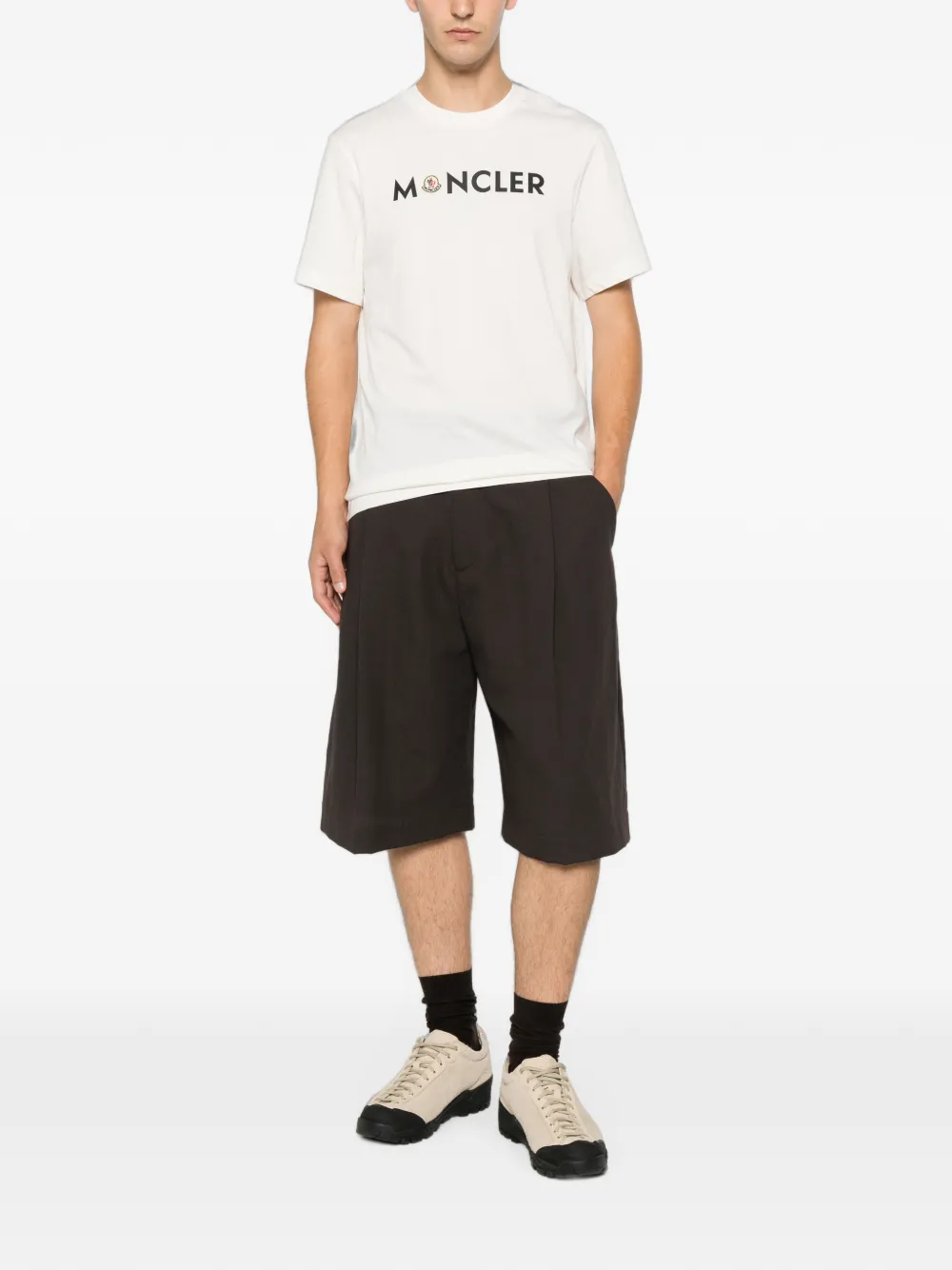 Moncler T-shirt met logo Beige