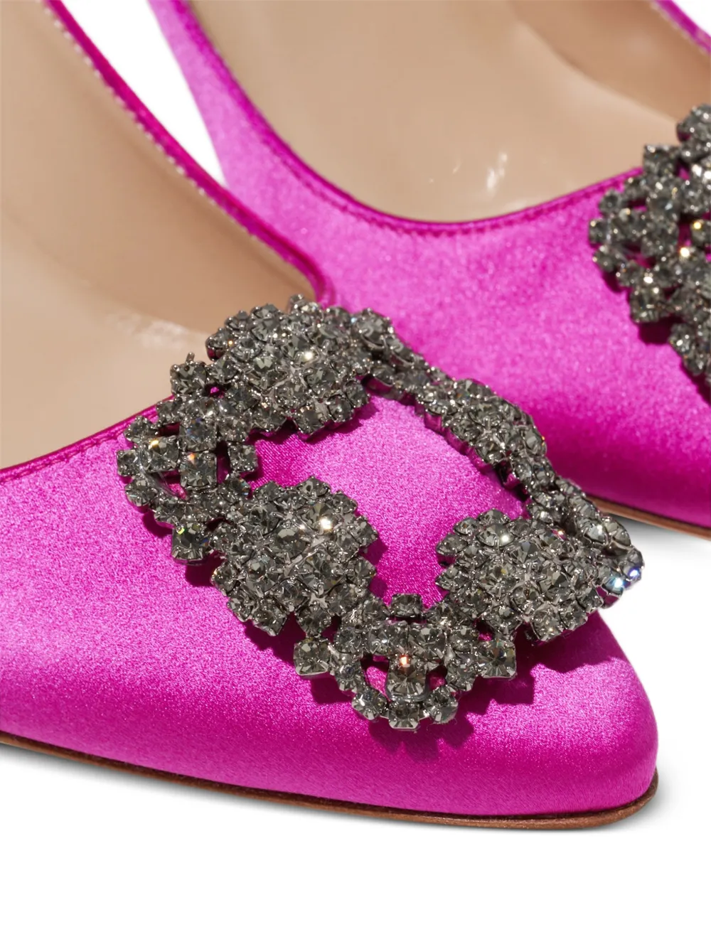 Manolo Blahnik Hangisi 90 crystal-buckle pumps Roze