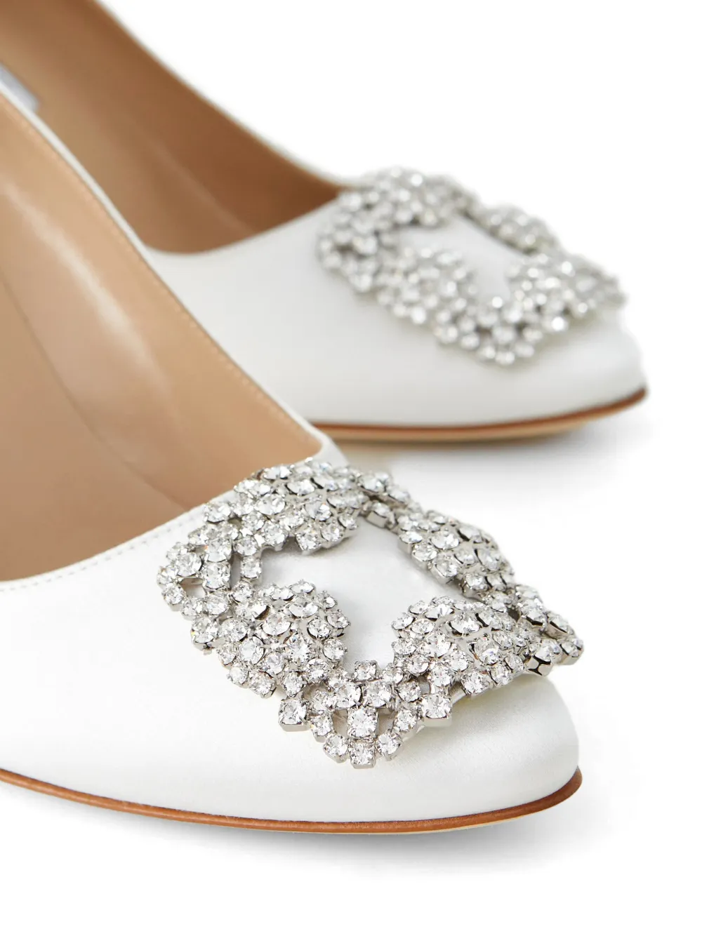Manolo Blahnik Hangisi 70 crystal-buckle pumps Wit