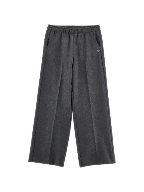 Monnalisa pantalones con pinzas y placa del logo