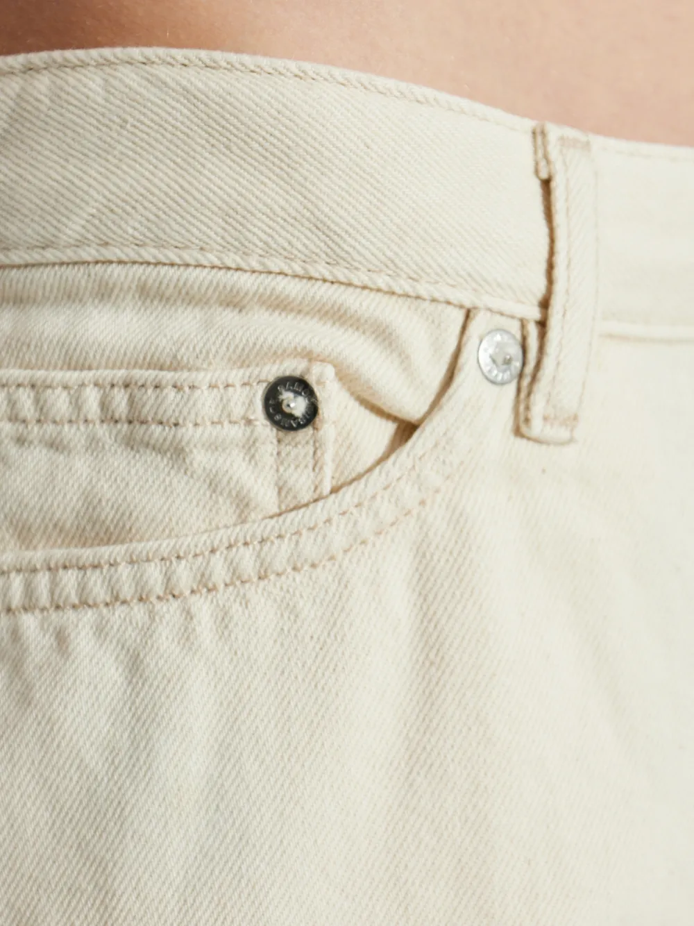 SAMSOE Saeddie denim shorts met logopatch Beige