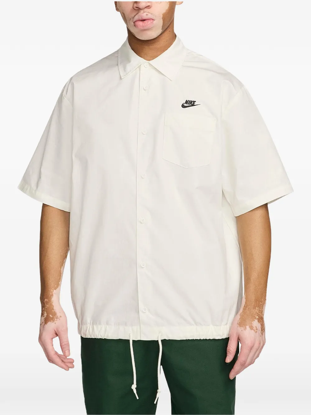Nike 클럽 반소매 셔츠 | 뉴트럴 | Image 1