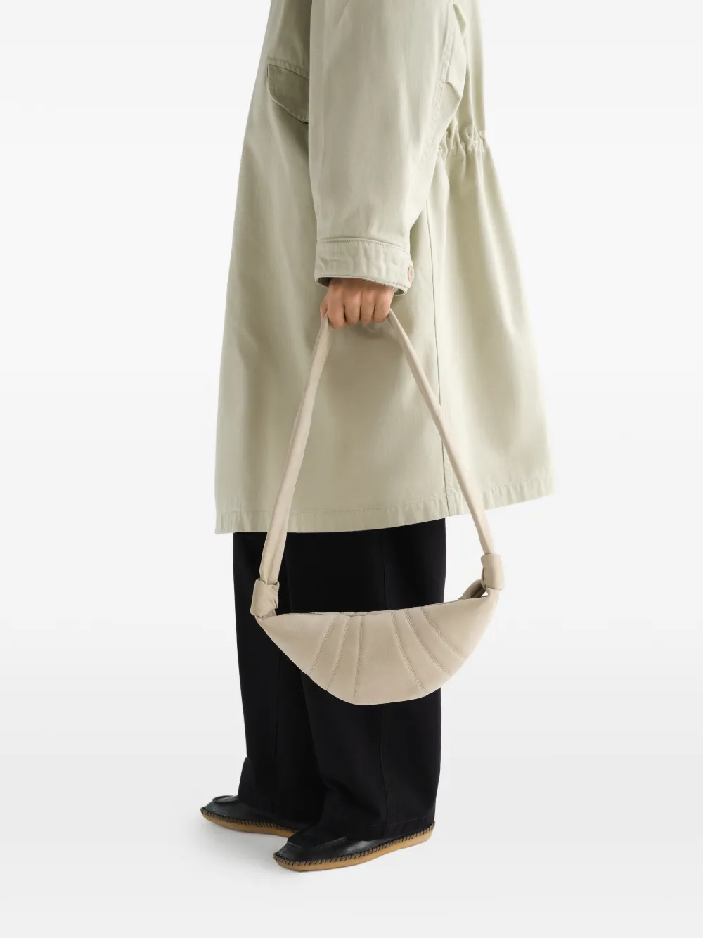 LEMAIRE Kleine Croissant tas van alpaca nubuck Beige