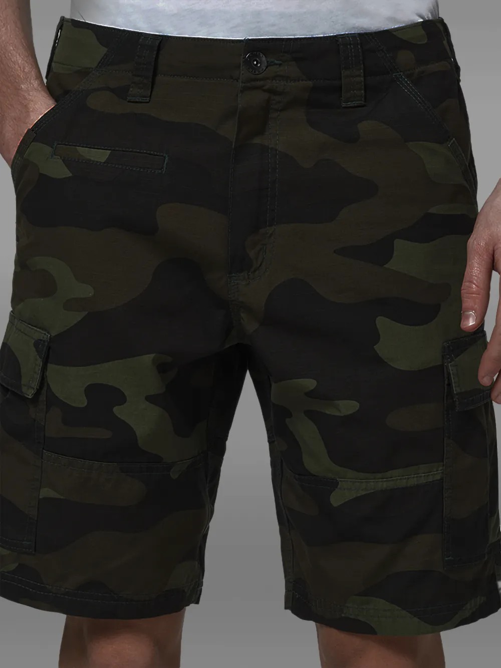 Oakley camouflage-print cargo shorts - Verde