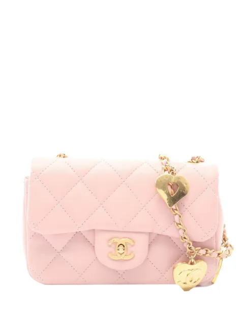 CHANEL Pre-Owned mini sac à bandoulière rectangulaire à rabat en cuir d'agneau matelassé avec breloques cœurs (2021-2026)