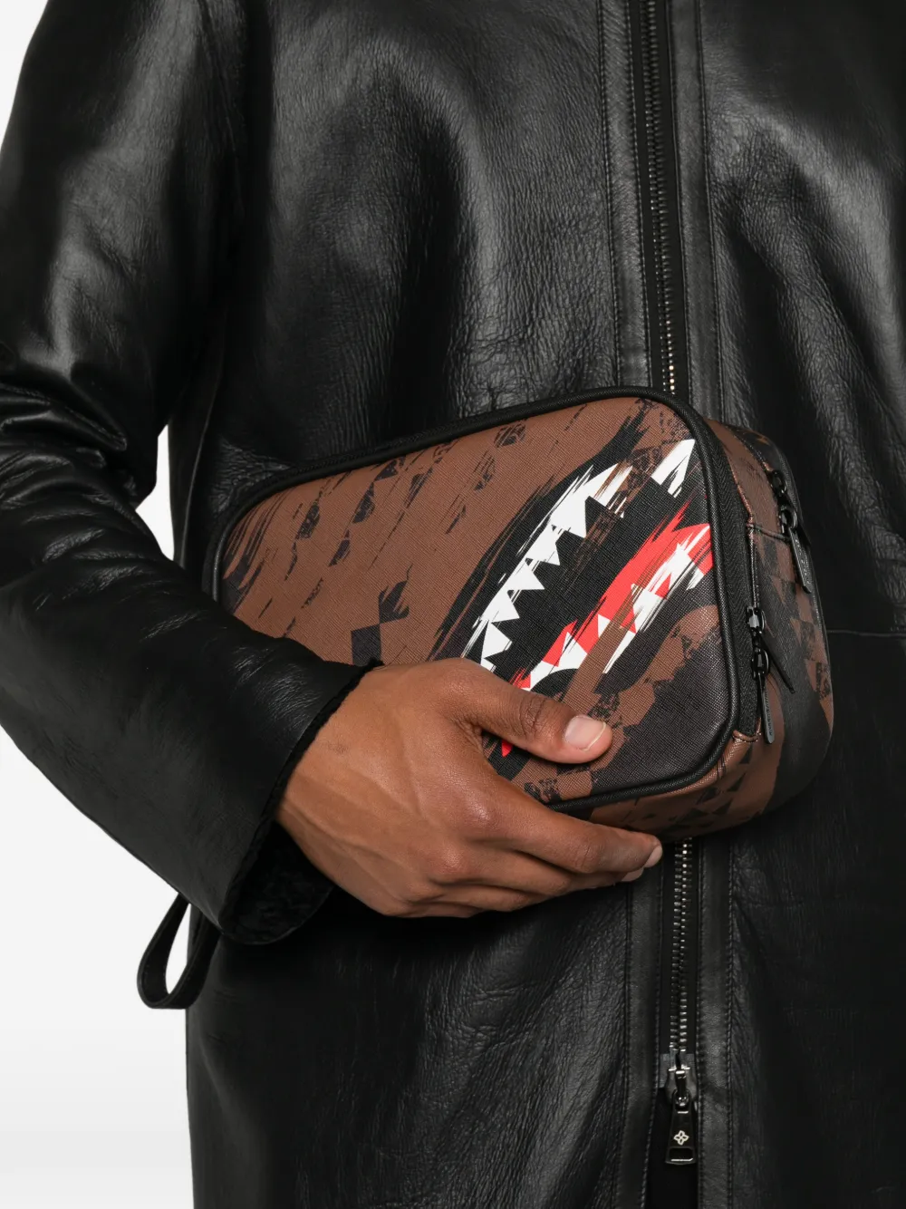 Sprayground Shark Mouth geruite clutch Bruin