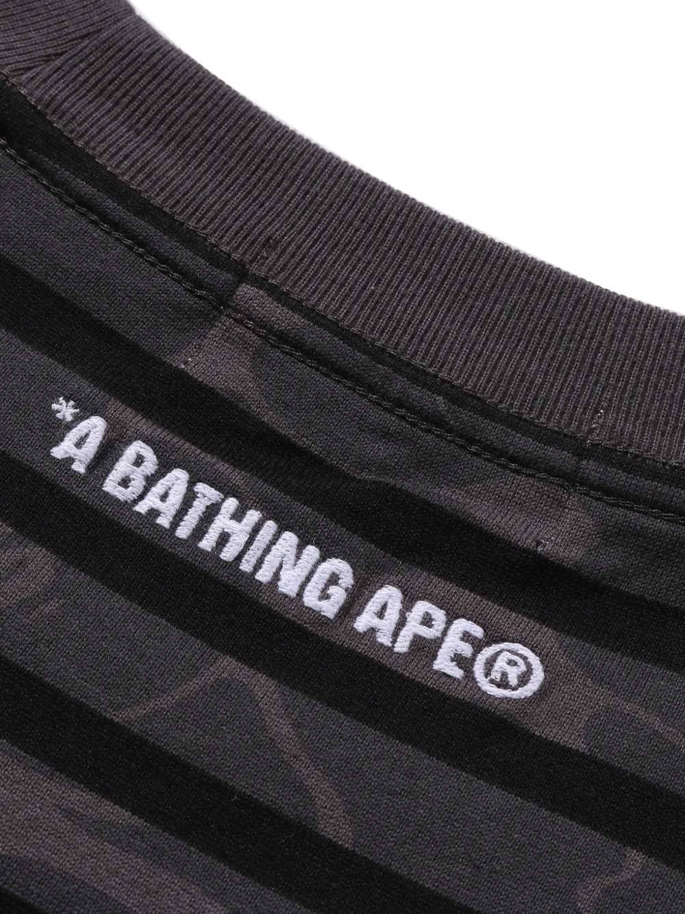 A BATHING APE Gestreept T-shirt met camouflageprint Zwart