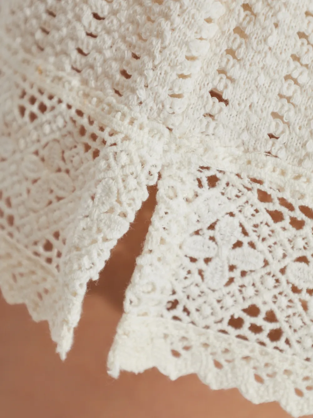 AllSaints Elma gehaakte shorts met kanten afwerking Beige